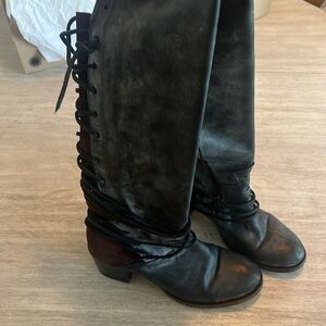 FREEBIRD SZ 9 coals; grey/maroon knee high boots.